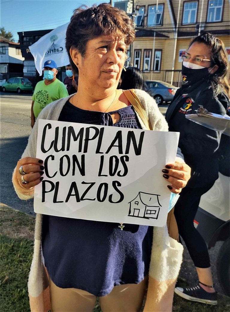 Vecinos están chatos y protestan por retraso en la entrega de sus viviendas