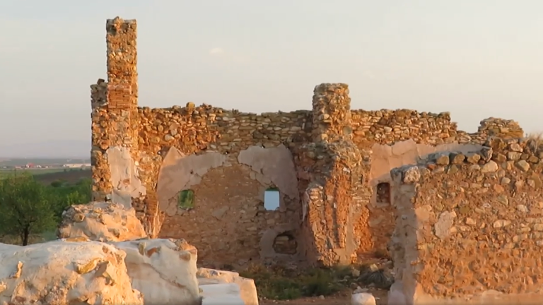 Arqueólogos encuentran huellas de dinosaurio en las ruinas de un convento de 600 años en España