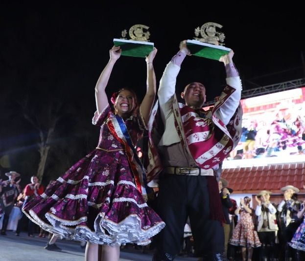 Campeonato nacional de cueca de Arica 2023 : Pareja de Pucón de llevó el «Olivo de oro»