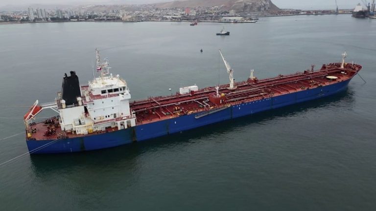 Otro barco petrolero descarga combustible para Bolivia desde Arica