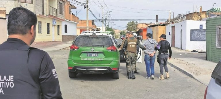 Cayó pareja de delincuentes: cámaras de vigilancia graban robo en vehículo